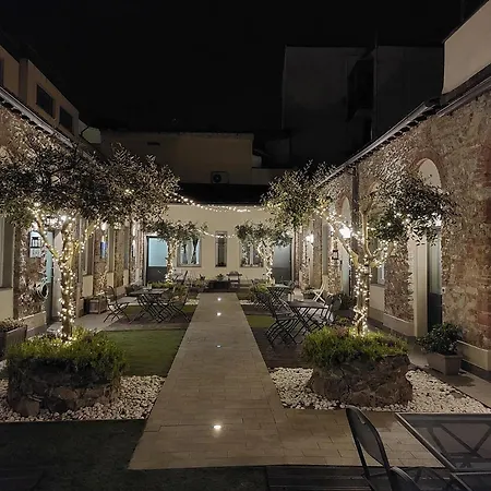 亚洛奇帕米尼酒店 公寓 *